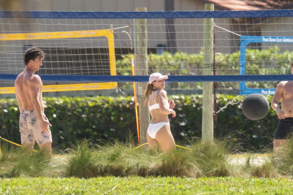 Hannah Brown &amp; Tyler Cameron Enjoy Beach Volleyball Session With Pals (40 Photos)