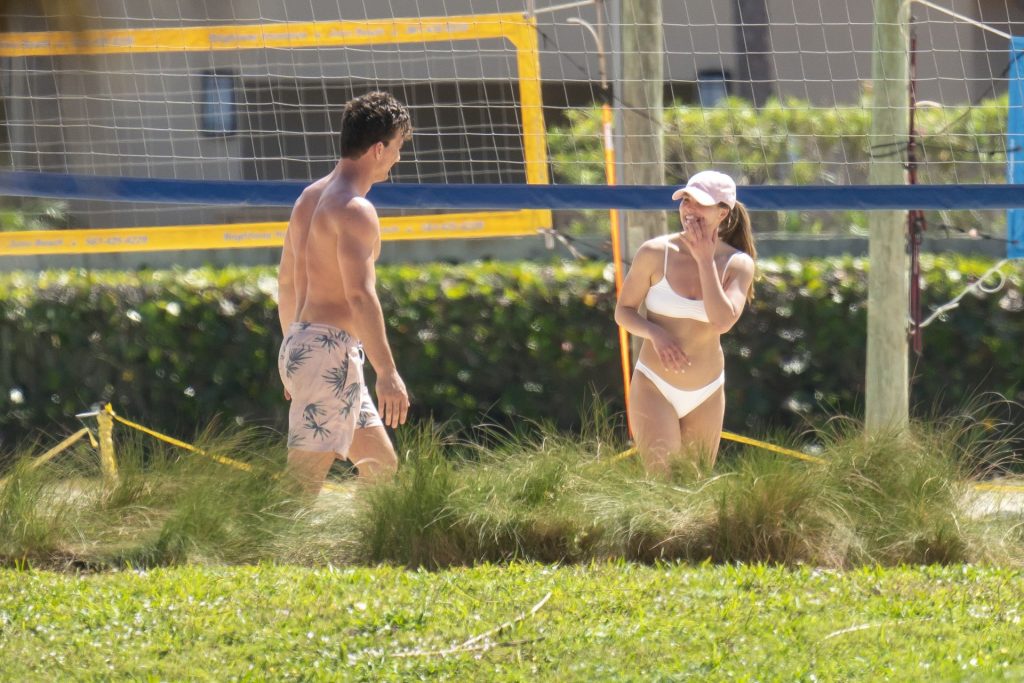 Hannah Brown &amp; Tyler Cameron Enjoy Beach Volleyball Session With Pals (40 Photos)