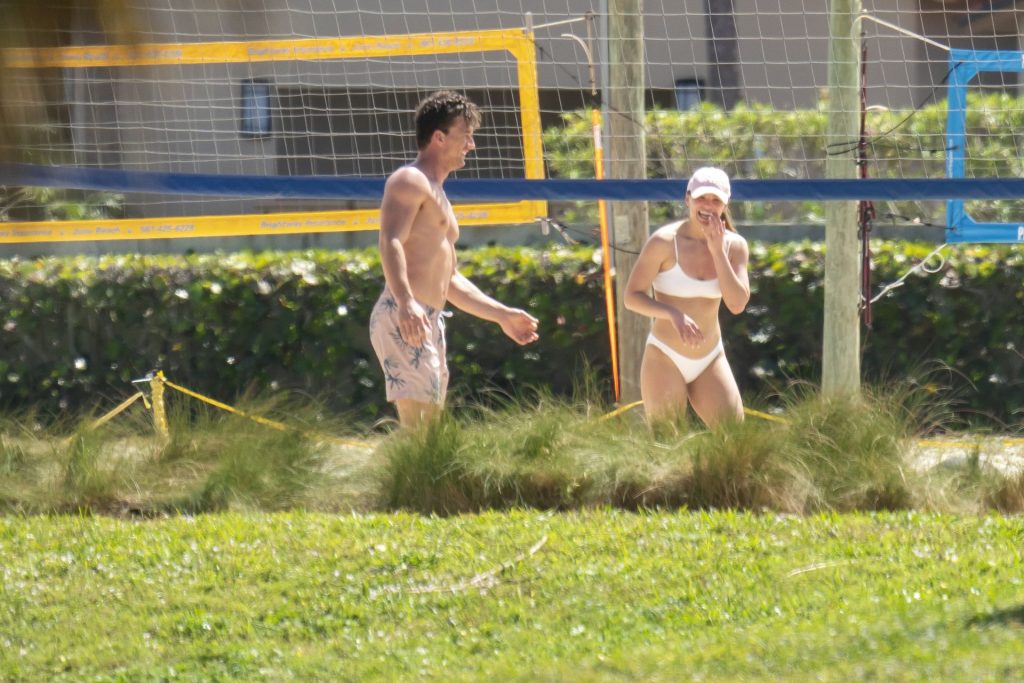 Hannah Brown &amp; Tyler Cameron Enjoy Beach Volleyball Session With Pals (40 Photos)
