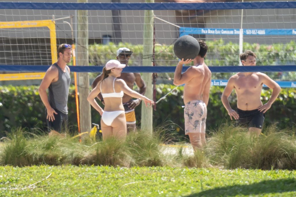 Hannah Brown &amp; Tyler Cameron Enjoy Beach Volleyball Session With Pals (40 Photos)