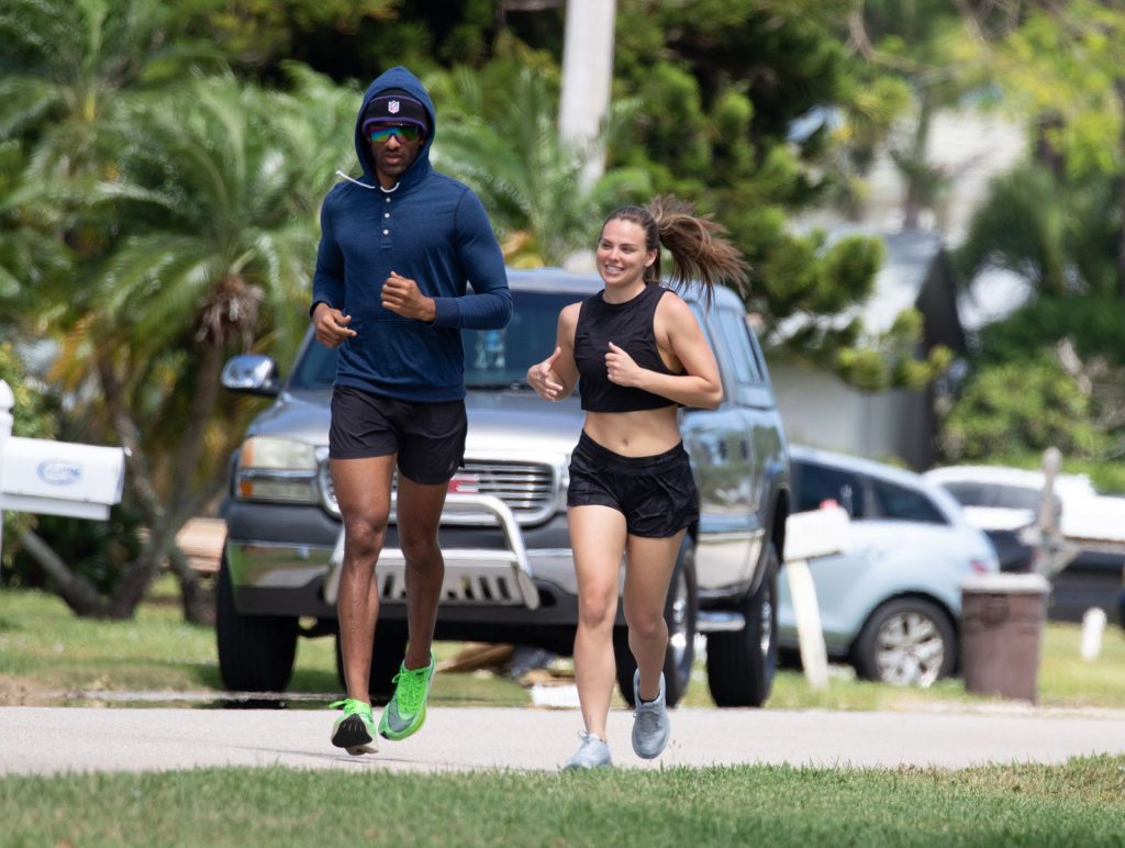 Hannah Brown Goes Jogging With Her Trainer During Self Quarantine In