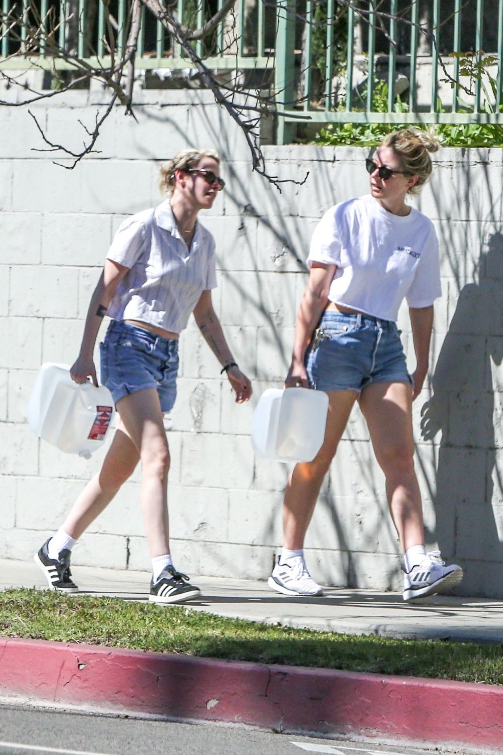 Kristen Stewart Cools Off While Helping a Friend Move in LA (56 Photos)