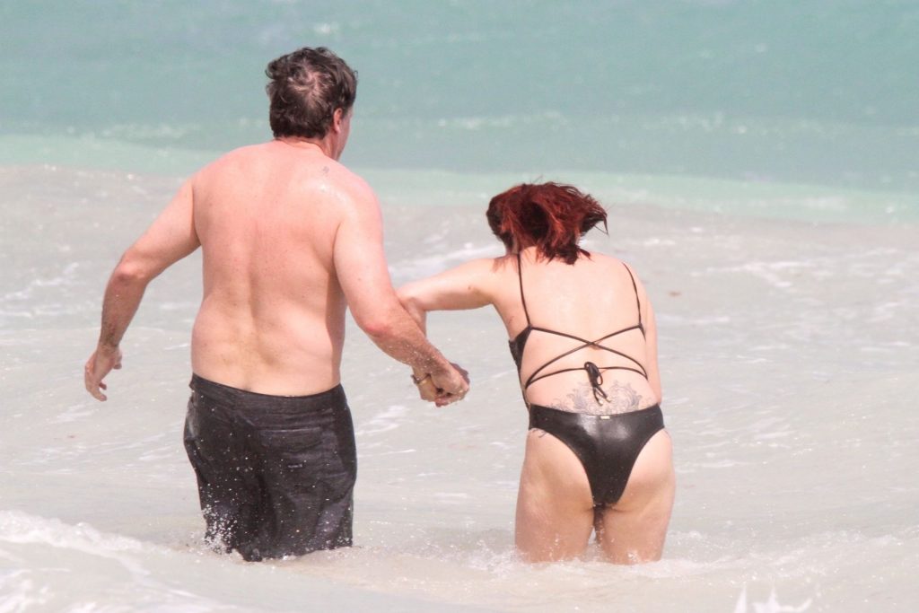 Slash’s Ex-Wife Perla Ferrar is Living Life on the Beach (32 Photos)