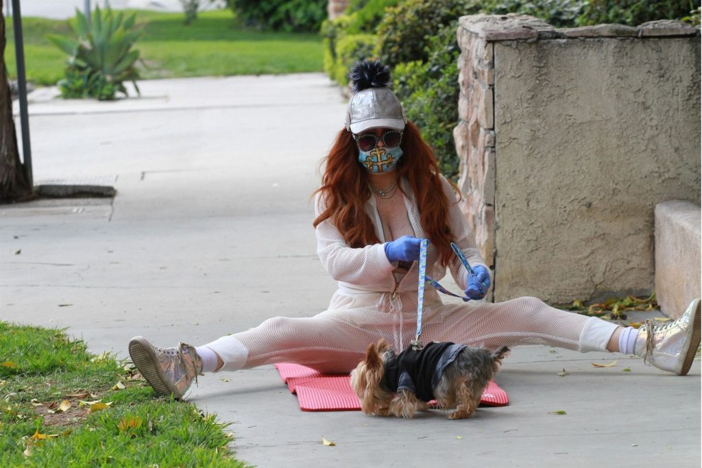 Phoebe Price Takes Her Yoga to the Sidewalk (14 Photos)