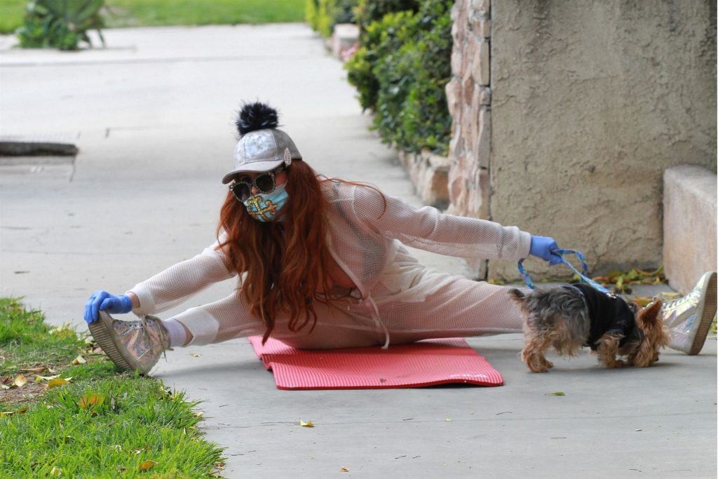 Phoebe Price Takes Her Yoga to the Sidewalk (14 Photos)
