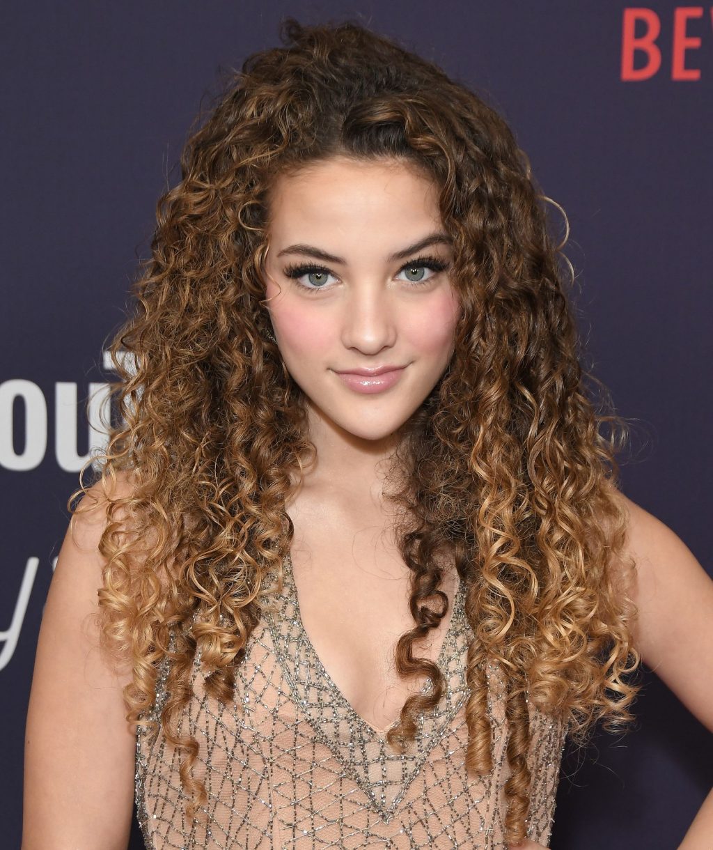 Sofie Dossi Shows Her Sexy Legs at The 9th Annual Streamy Awards (14 Photos)