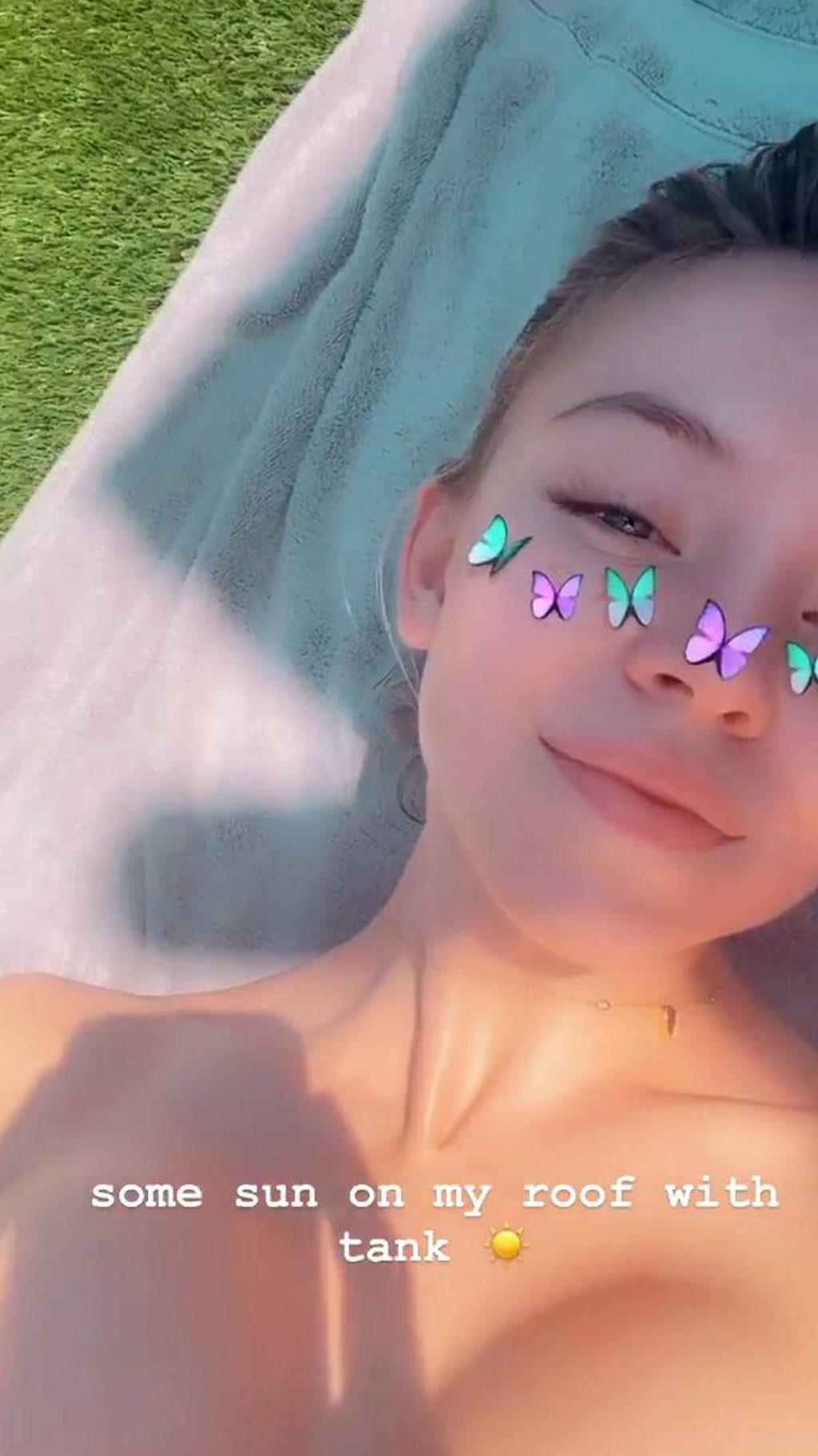 Sydney Sweeney Gives a Good Mood and Her Boobs (4 Pics + GIF)