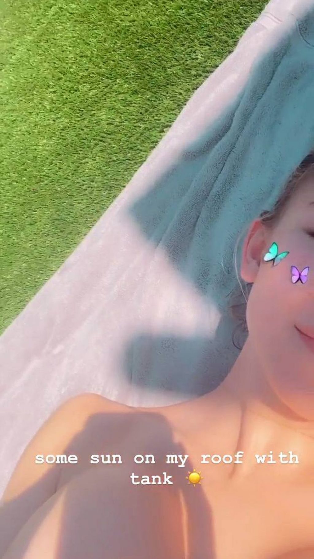 Sydney Sweeney Gives a Good Mood and Her Boobs (4 Pics + GIF)