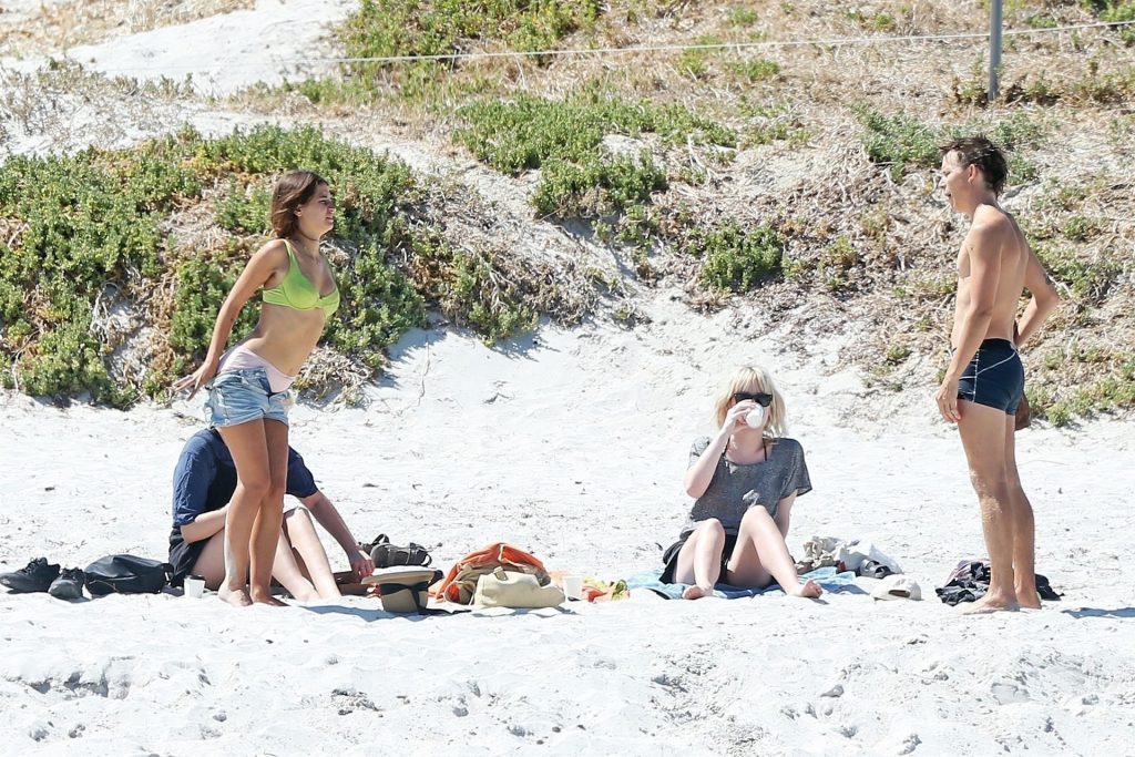 Tiger Lily Hutchence &amp; Nick Allbrook Pack on the PDA in Front of Friends at a Perth Beach (68 Photos)