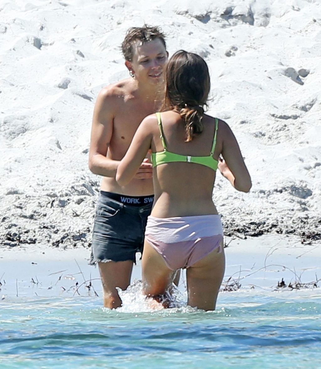 Tiger Lily Hutchence &amp; Nick Allbrook Pack on the PDA in Front of Friends at a Perth Beach (68 Photos)