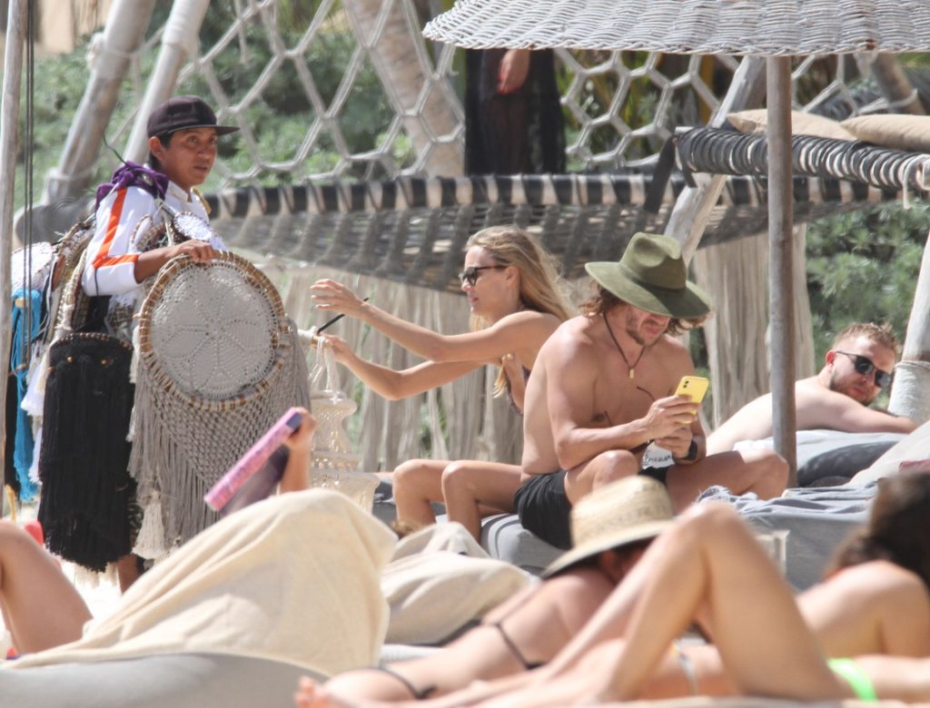 Carles Puyol Enjoy a Family Vacation with Vanesa Lorenzo in Mexico (36 Photos)