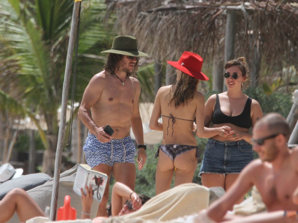 Carles Puyol Enjoy a Family Vacation with Vanesa Lorenzo in Mexico (36 Photos)