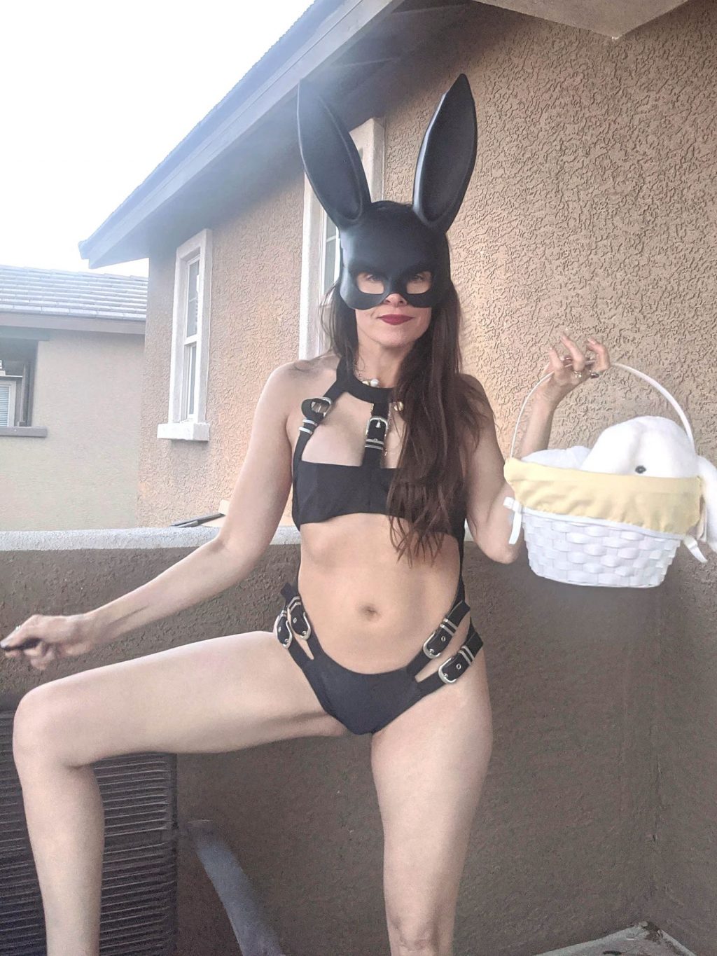 Alicia Arden’s Sexy Easter Weekend Begins Alone (6 Photos)