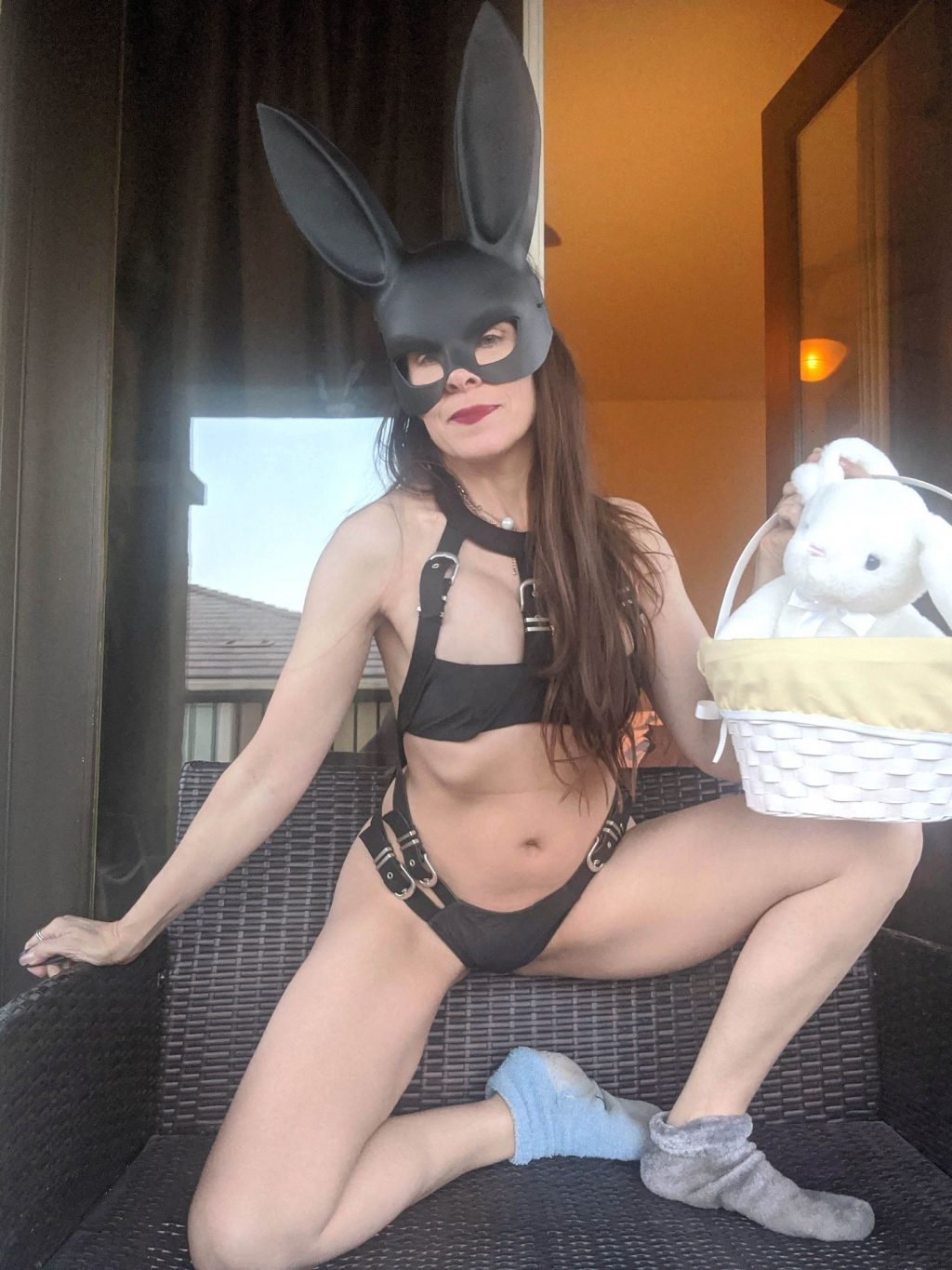 Alicia Arden’s Sexy Easter Weekend Begins Alone (6 Photos)