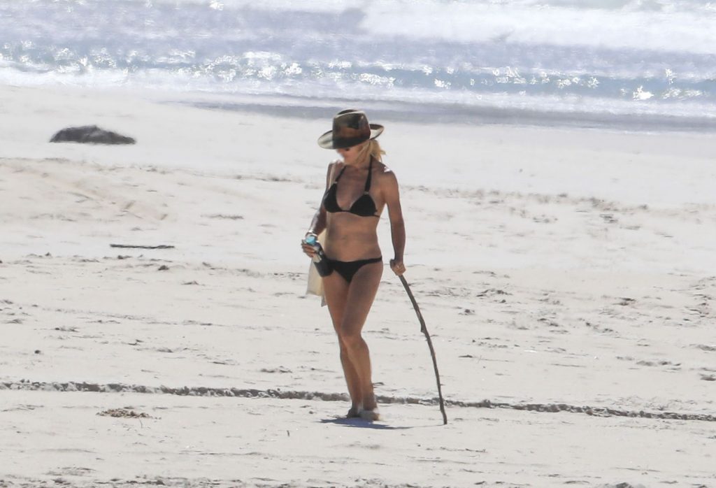 Chris Hemsworth &amp; Elsa Pataky Enjoy Some Exercise at a Quiet Beach in Byron Bay (30 Photos)