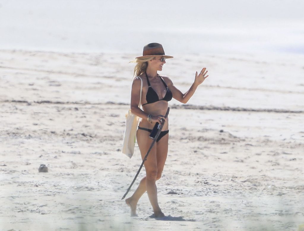 Chris Hemsworth &amp; Elsa Pataky Enjoy Some Exercise at a Quiet Beach in Byron Bay (30 Photos)