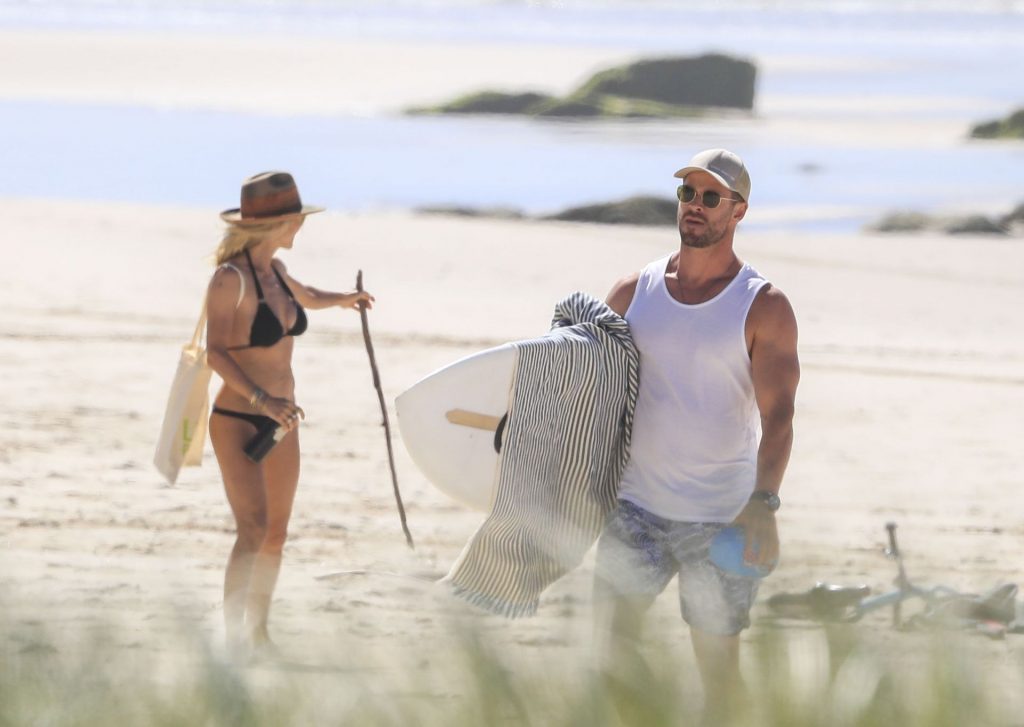 Chris Hemsworth &amp; Elsa Pataky Enjoy Some Exercise at a Quiet Beach in Byron Bay (30 Photos)