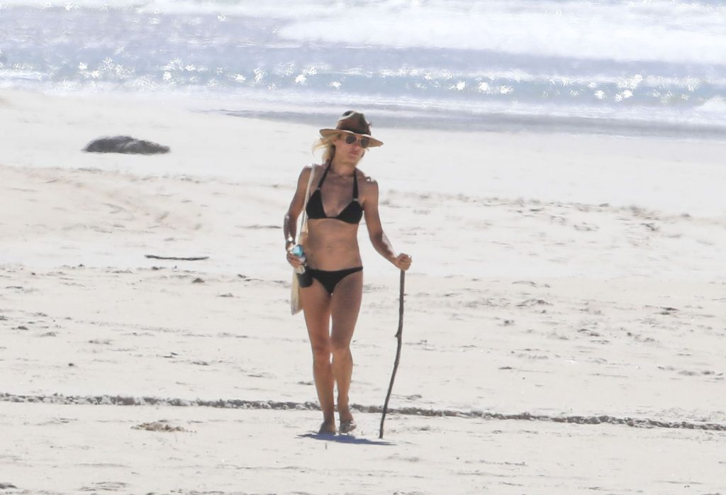 Chris Hemsworth &amp; Elsa Pataky Enjoy Some Exercise at a Quiet Beach in Byron Bay (30 Photos)