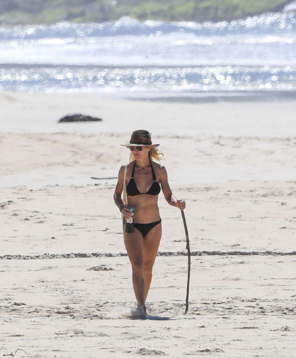 Chris Hemsworth &amp; Elsa Pataky Enjoy Some Exercise at a Quiet Beach in Byron Bay (30 Photos)