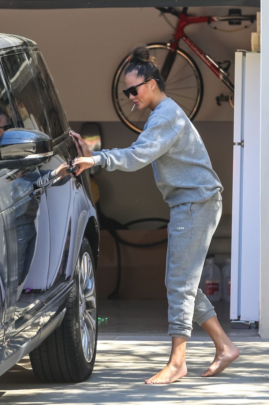 Chrissy Teigen Tweets About Helping The Paparazzi! Gives Them Donuts &amp; Pictures! (28 Photos)