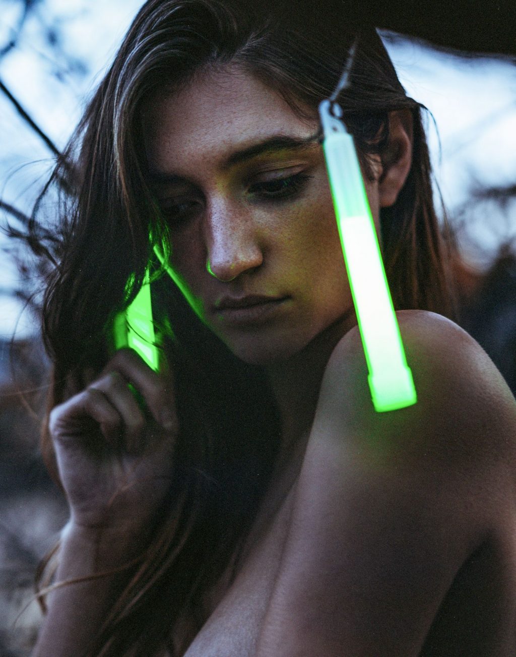 Elizabeth Elam Nude – Nigth Glow (10 Photos)