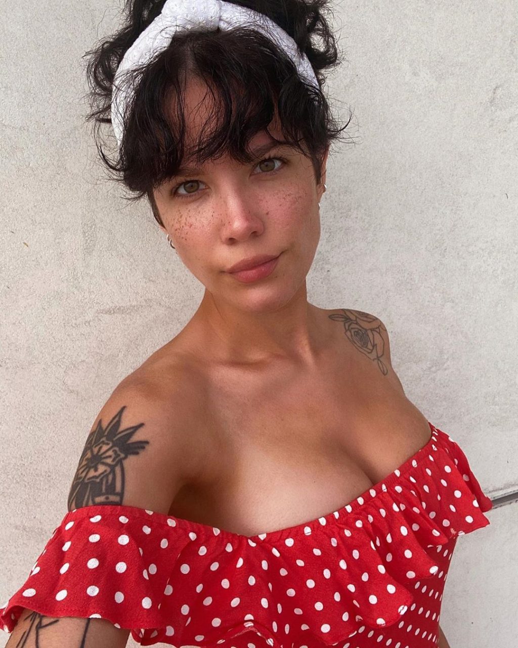 Halsey Shows Her Cleavage (1 Photo)