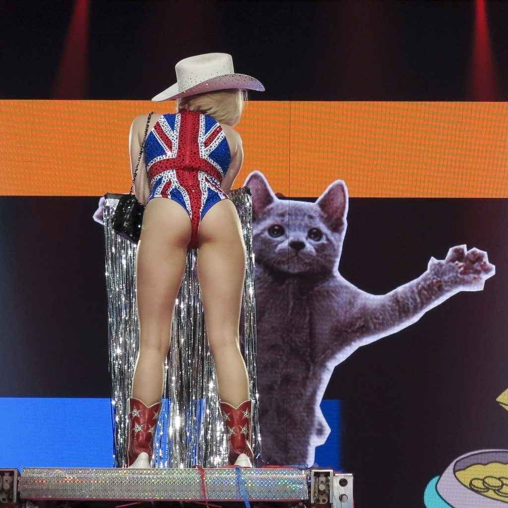 Miley Cyrus Looks Crazy at the O2 in London (24 Photos)