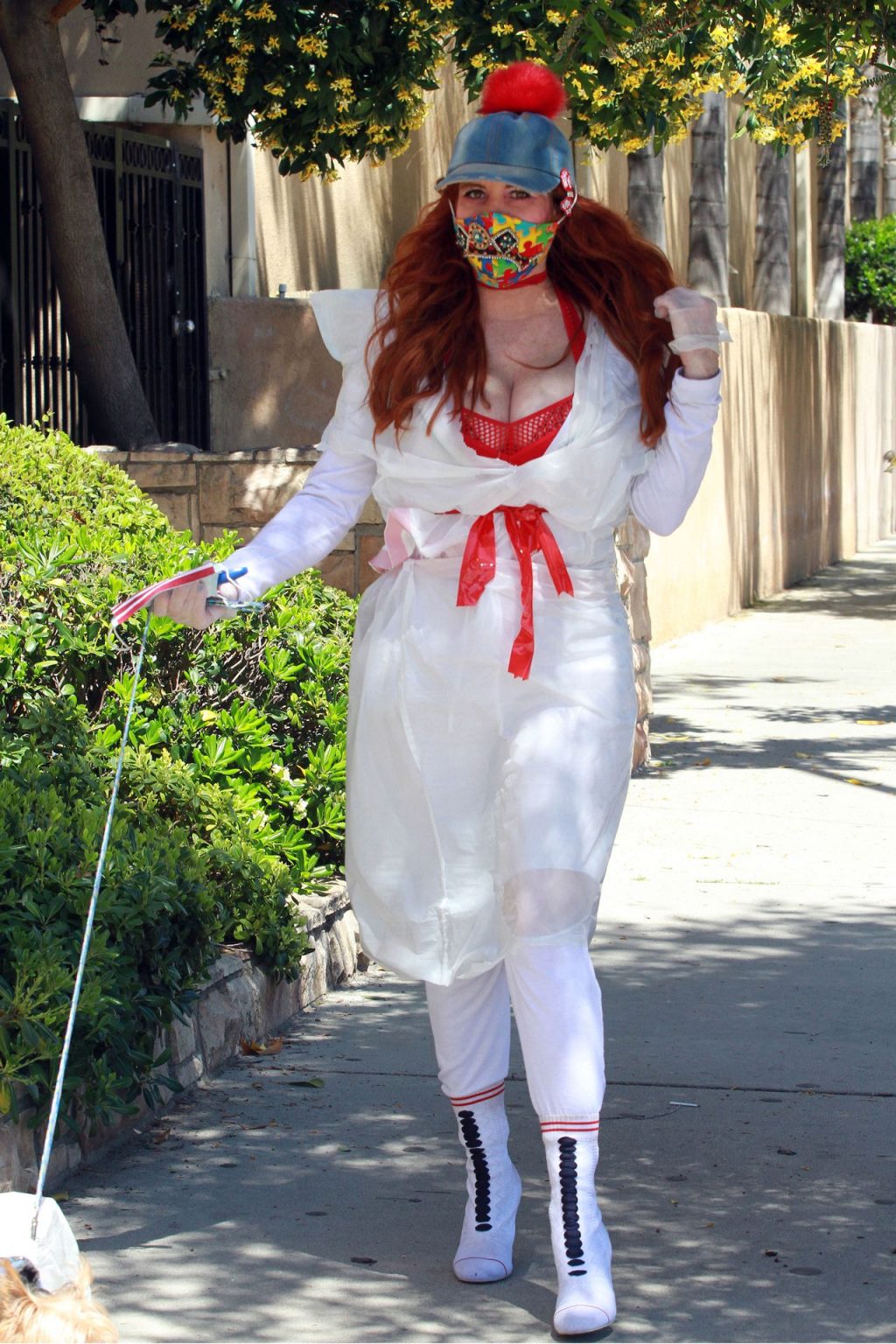 Phoebe Price Wears a Homemade Dress Made of Plastic Trash Bags (33 Photos)