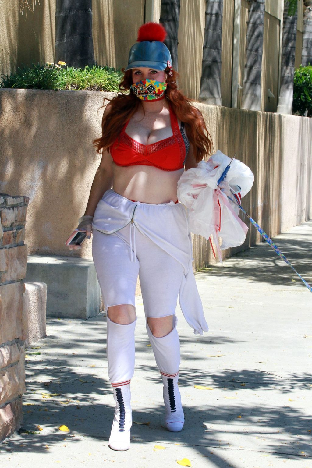 Phoebe Price Wears a Homemade Dress Made of Plastic Trash Bags (33 Photos)