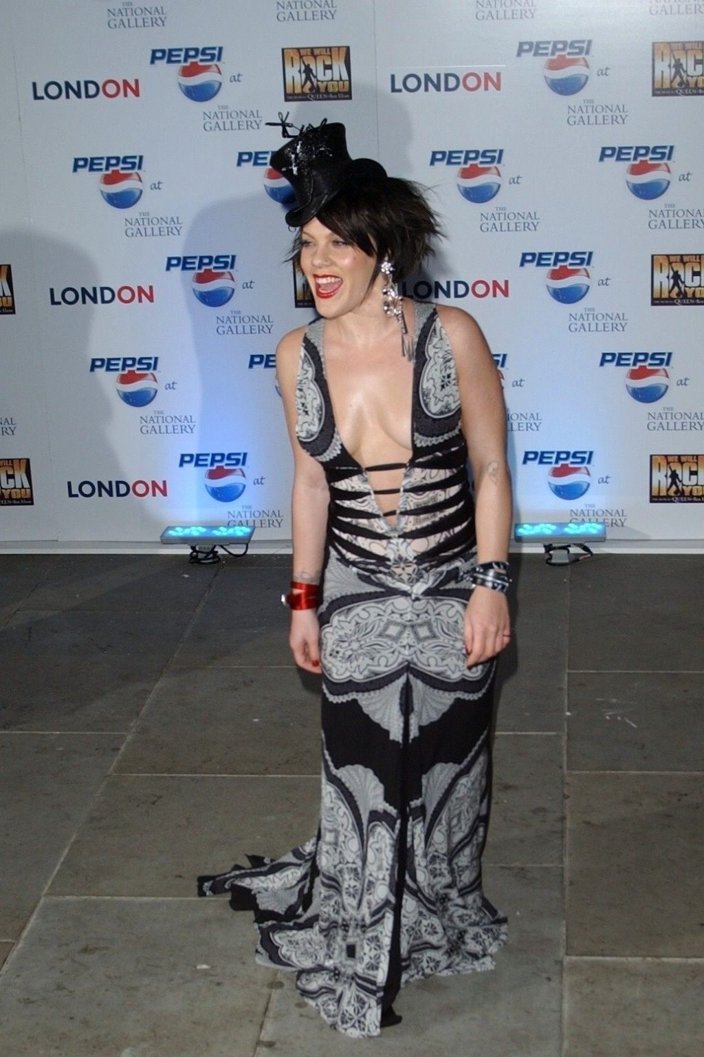 P!nk Shows Off Her Tits at Pepsi Event in Trafalgar Square in London (15 Photos)