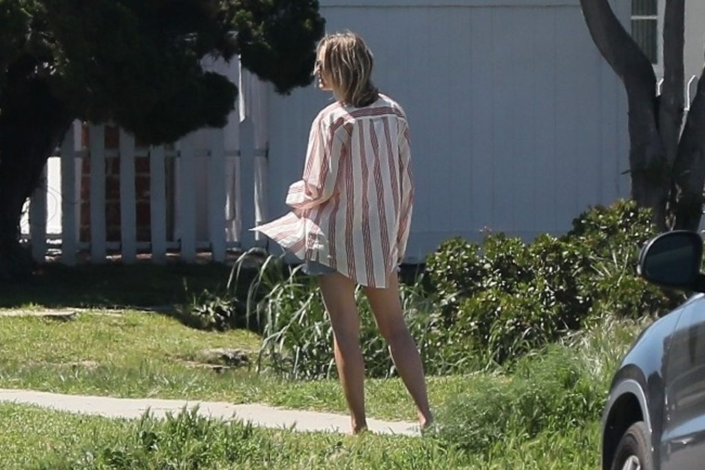 Robin Wright Chats with a Friend Outside Her Home in Venice Beach (26 Photos)