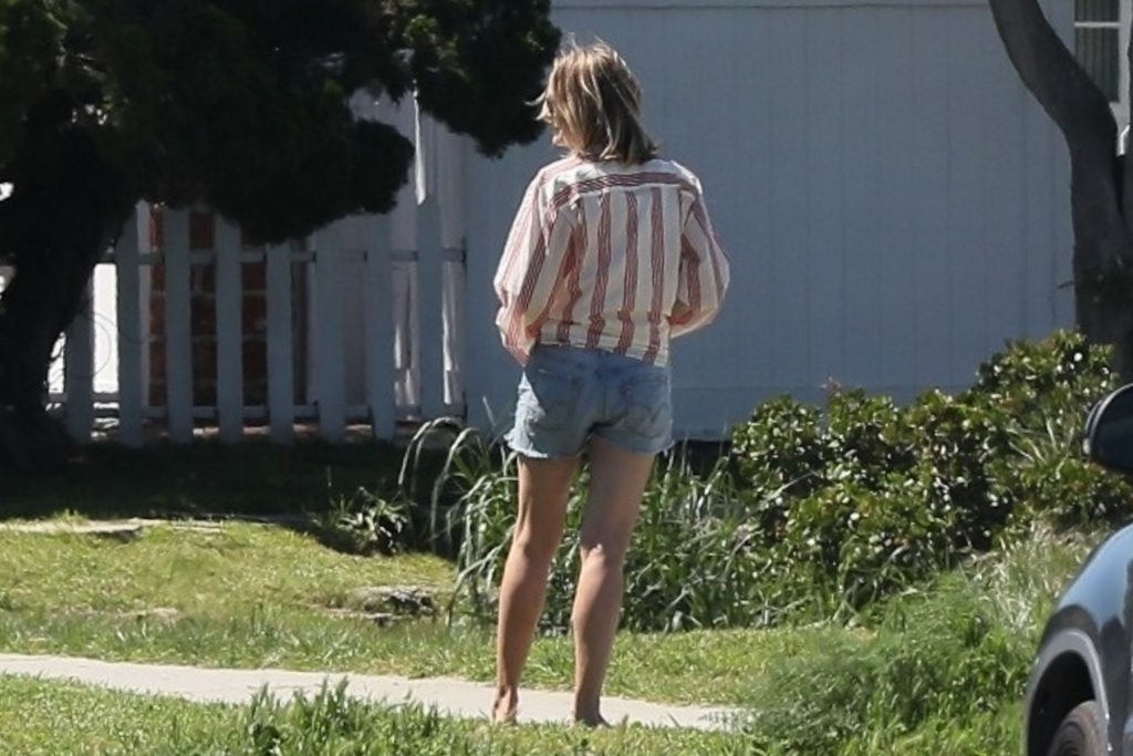 Robin Wright Chats with a Friend Outside Her Home in Venice Beach (26 Photos)