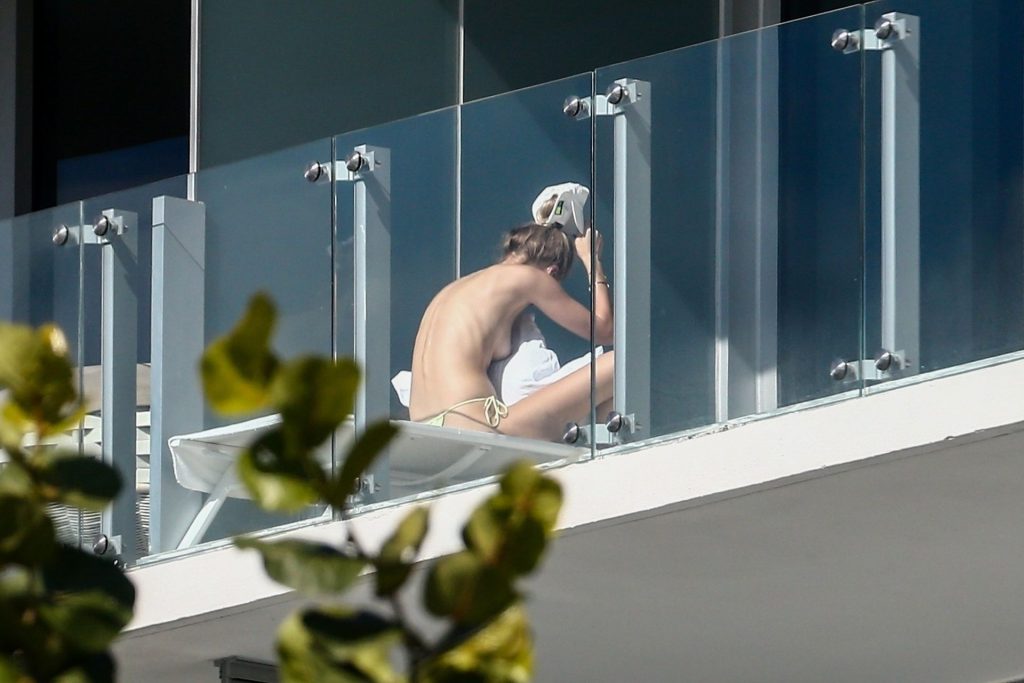 Roosmarijn de Kok Sunbathes Topless in Miami (35 Photos)