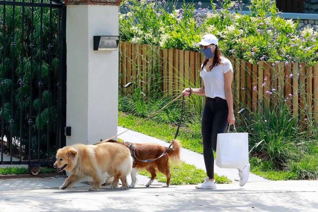 Aubrey Plaza Takes Her Dogs to the Pet Store (27 Photos)
