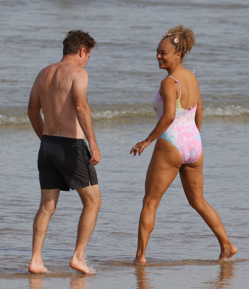 Connie Mitchell &amp; Angus McDonald Were Pictured Going for a Swim in North Bondi (32 Photos)