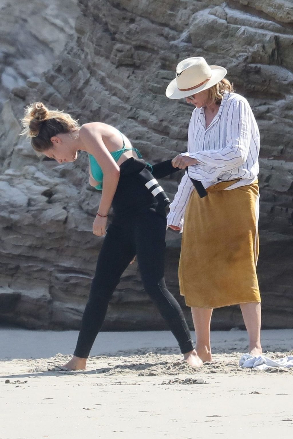 Dylan Penn Spends Mother’s Day Morning with Mom Robin Wright at the Beach (81 Photos)