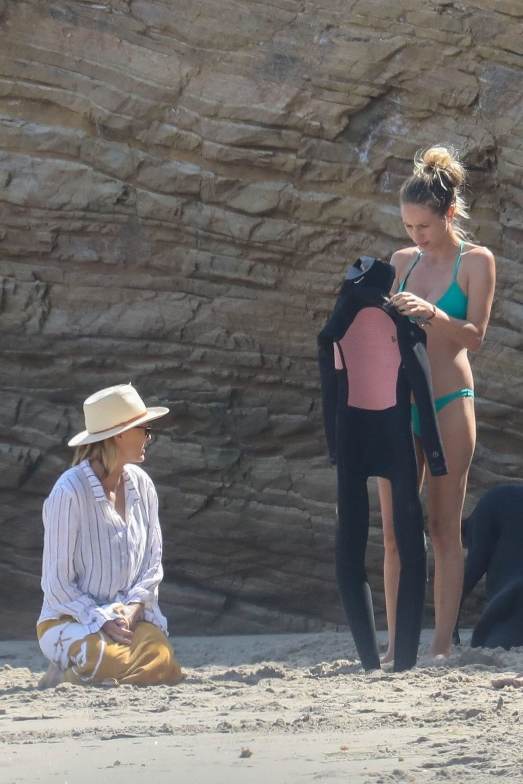 Dylan Penn Spends Mother’s Day Morning with Mom Robin Wright at the Beach (81 Photos)
