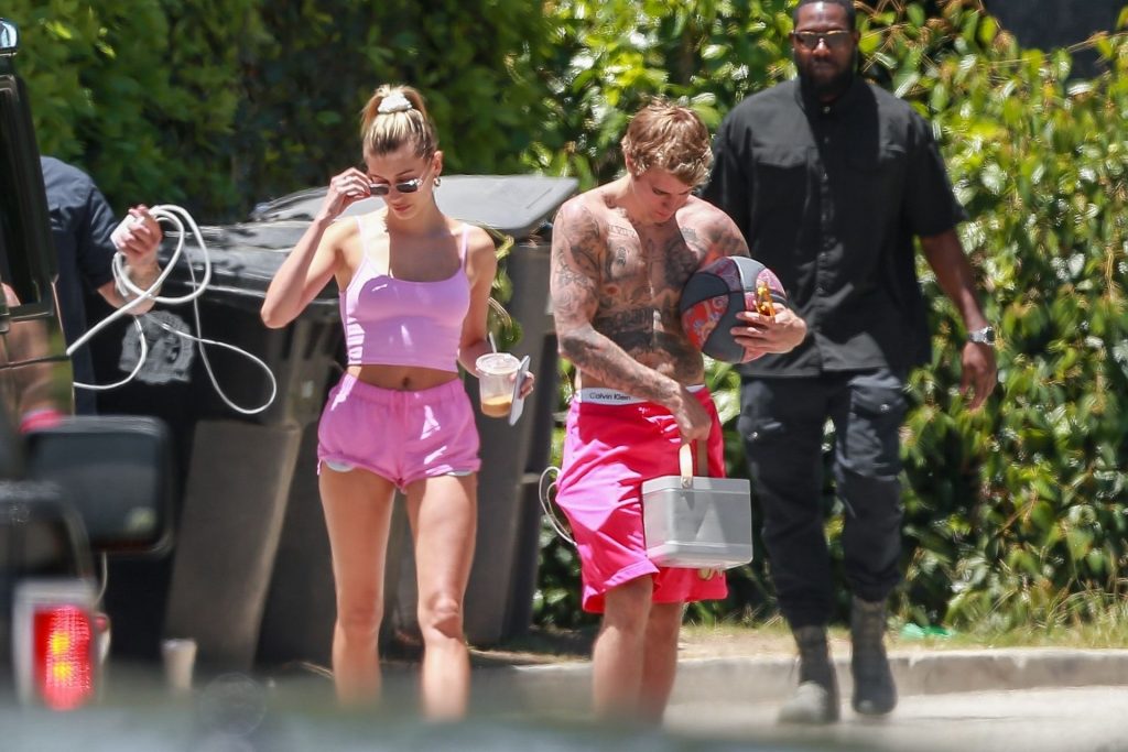 Hailey Bieber Looks Pretty in Pink as She Goes Out for Coffee with Friends (89 Photos)