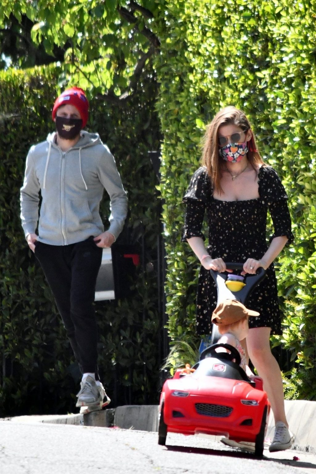 Kate Mara &amp; Jamie Bell Enjoy the Fresh Air in Los Feliz (43 Photos)