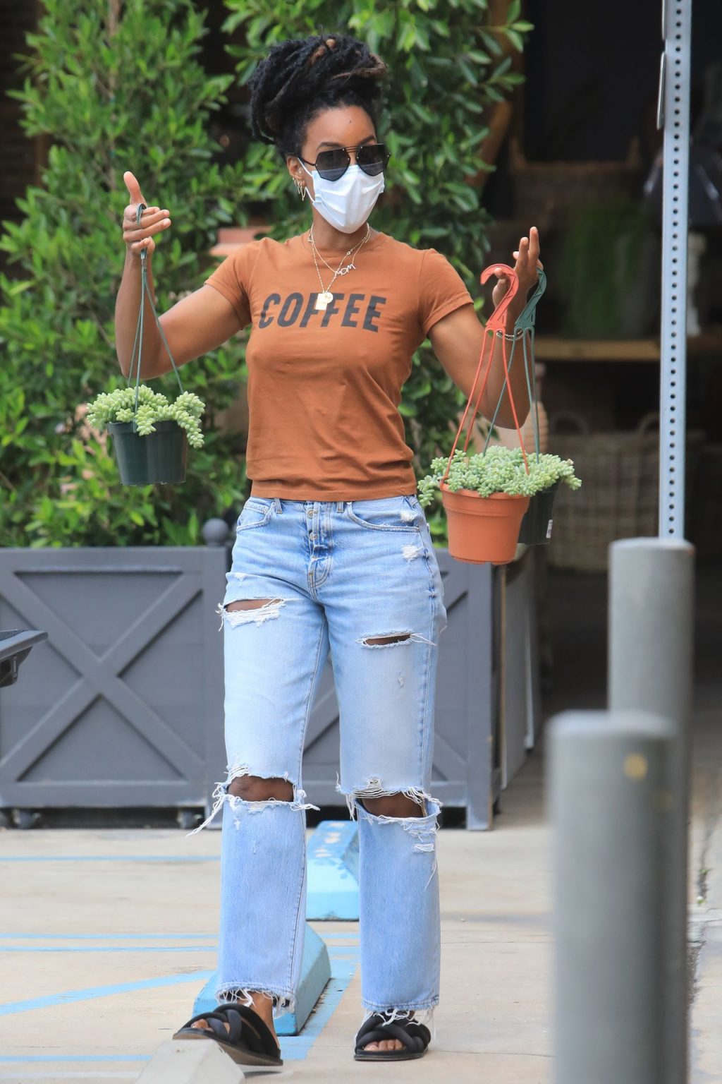 Kelly Rowland Wears a Statement T-shirt While Shopping for New Plants in Los Angeles (46 Photos)