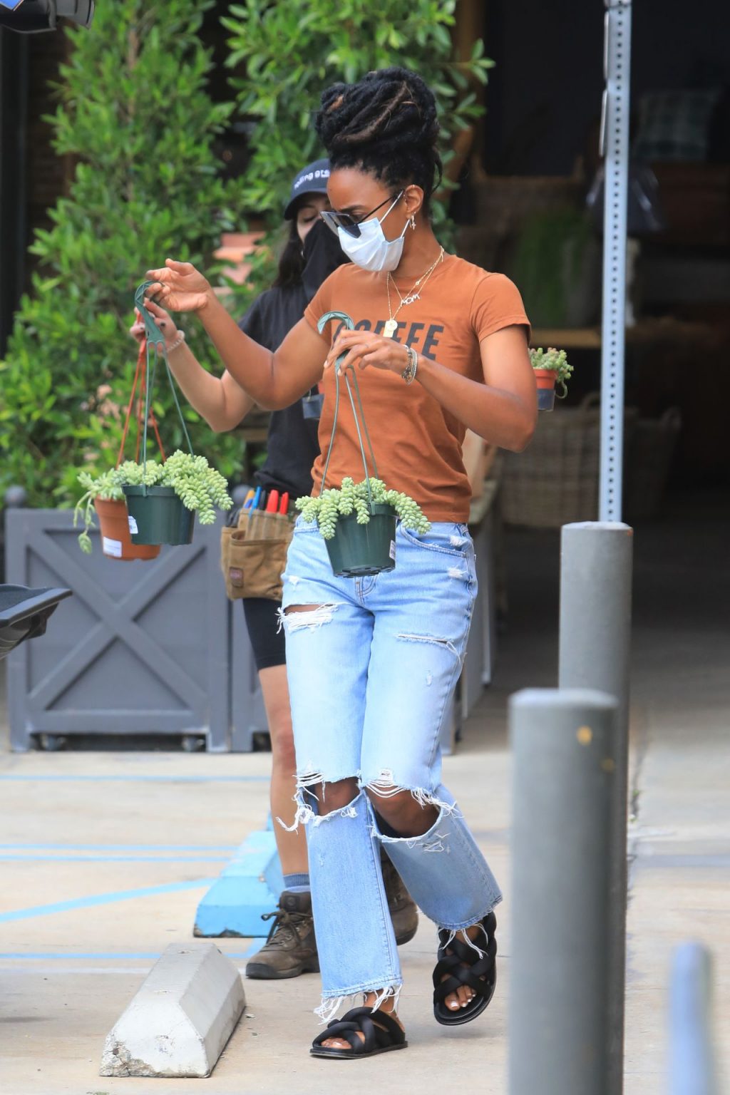 Kelly Rowland Wears a Statement T-shirt While Shopping for New Plants in Los Angeles (46 Photos)