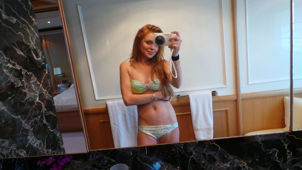 Lindsay Lohan Nude &amp; Sexy Leaked The Fappening (2 Photos)