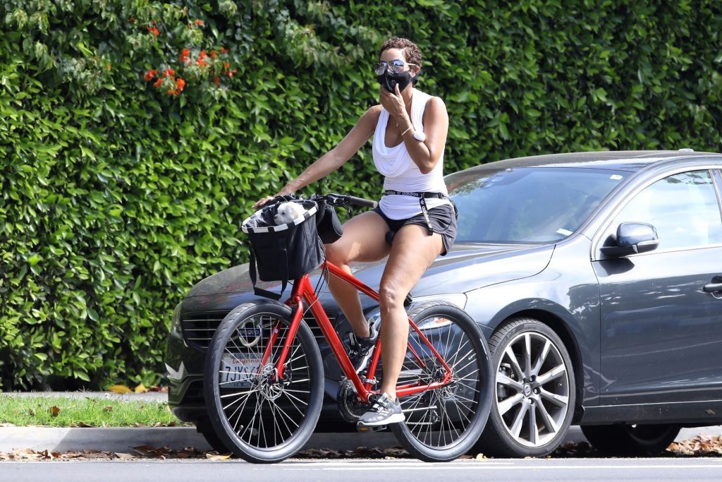 Nicole Murphy and Her Pet Pooch Go for a Bike Ride (16 Photos)