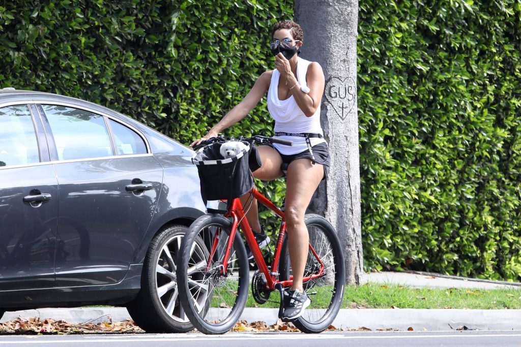Nicole Murphy and Her Pet Pooch Go for a Bike Ride (16 Photos)