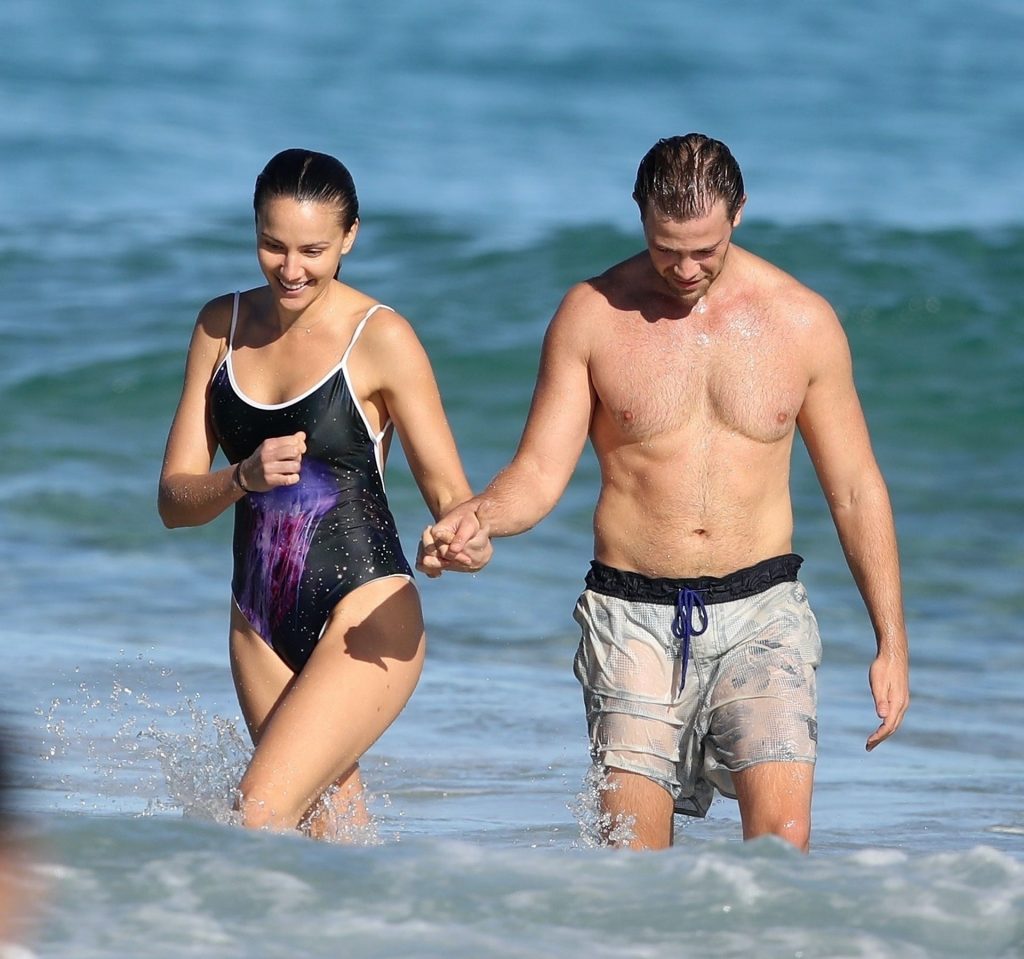 Rachael Finch Enjoys Her Beach Time with Husband in Bondi (37 Photos)