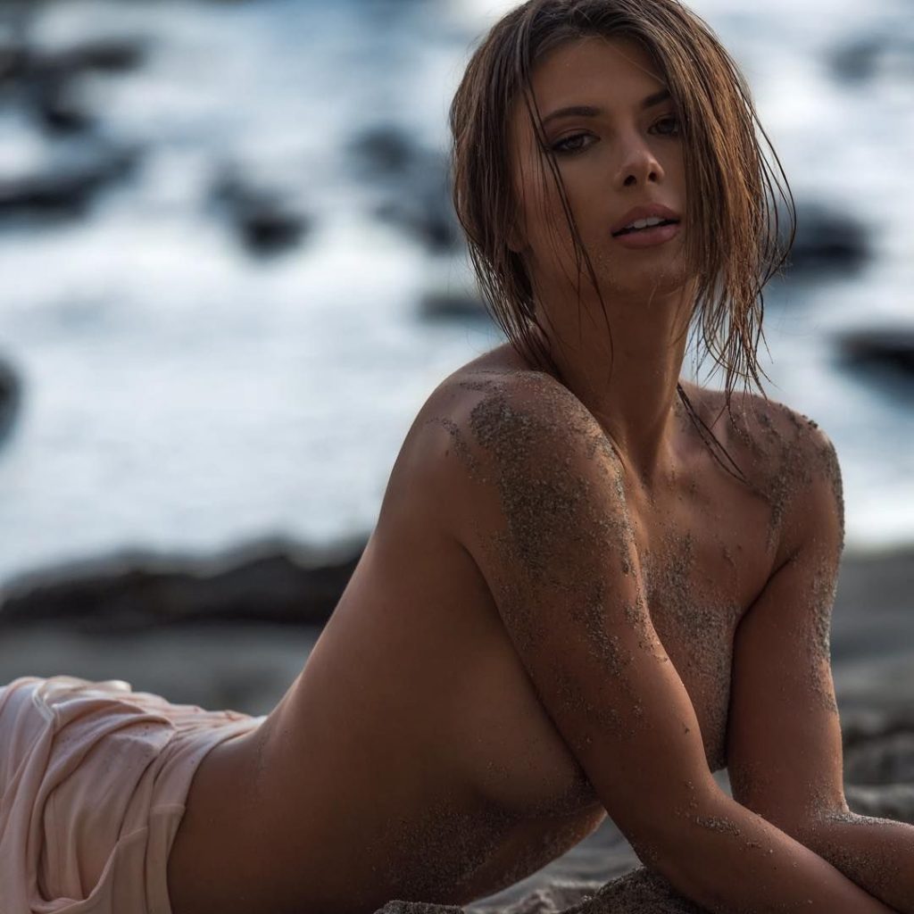 Shelby Bay Nude &amp; Sexy (27 Photos)