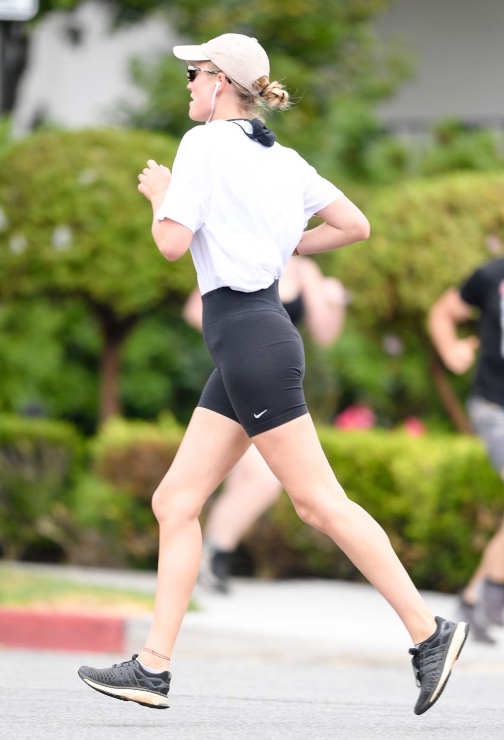 Toni Garrn Enjoys a Morning Run in Los Angeles (13 Photos)