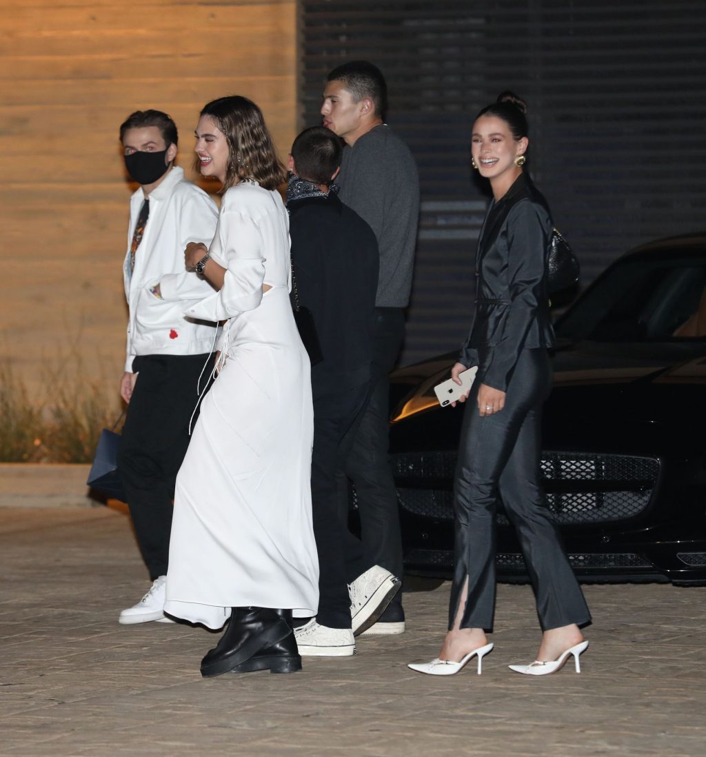 Amelia Hamlin Steals the Show in Stunning White Ensemble while Dining with Sisiter Delilah (57 Photos)