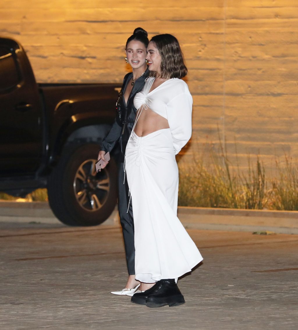 Amelia Hamlin Steals the Show in Stunning White Ensemble while Dining with Sisiter Delilah (57 Photos)