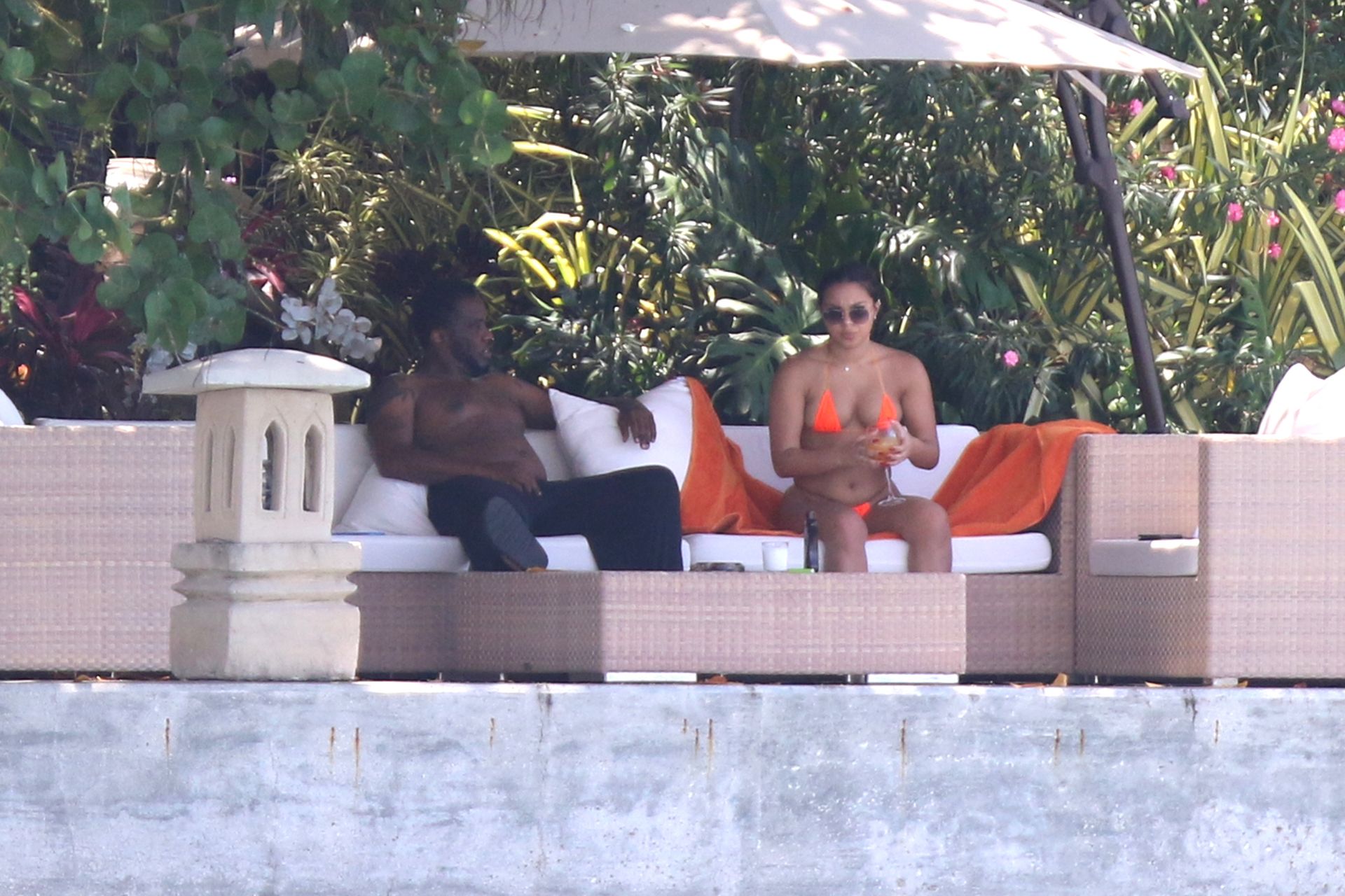 P. Diddy Relaxes Shirtless With Bikini-Clad Beauty In Miami Beach (21 Photo...